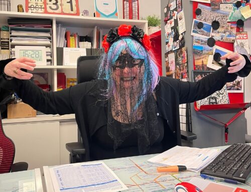 ¡Erika es una bruja! ¡Esperando truco o trato!